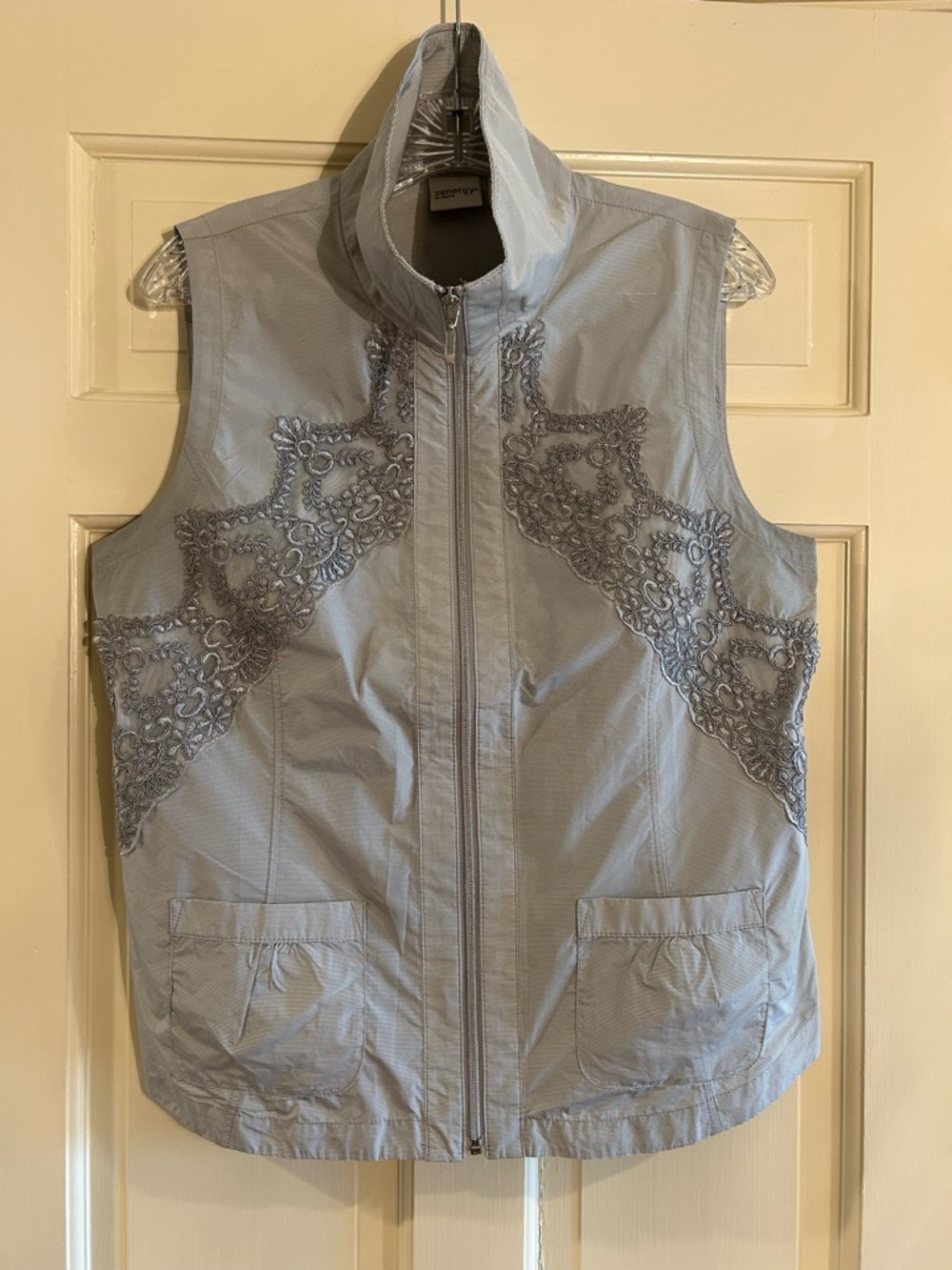 Chico’s Zenergy Embroidered Zip Vest Light Gray Size 1 Medium